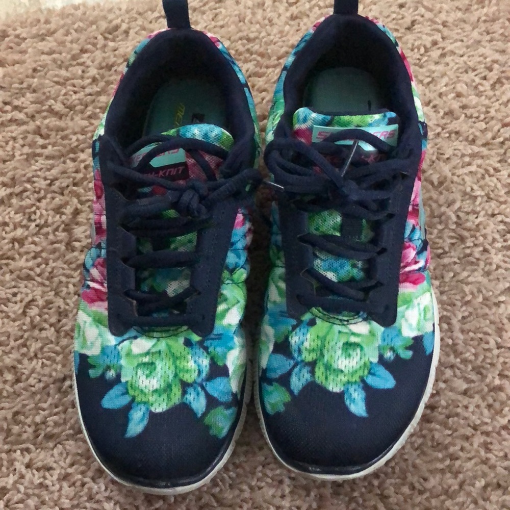 Sketchers sneakers size 7.